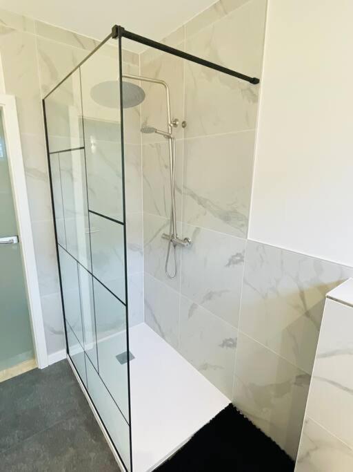Large 3 Bedrooms In Center With Terrace&parking-bon1 Appartement